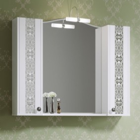 pilih kabinet dinding di bilik mandi