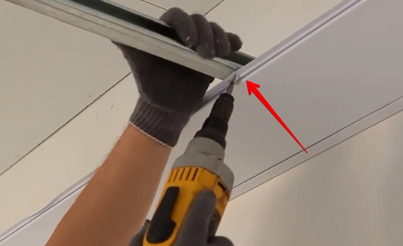 Instalación de paneles de plástico en el techo del baño.