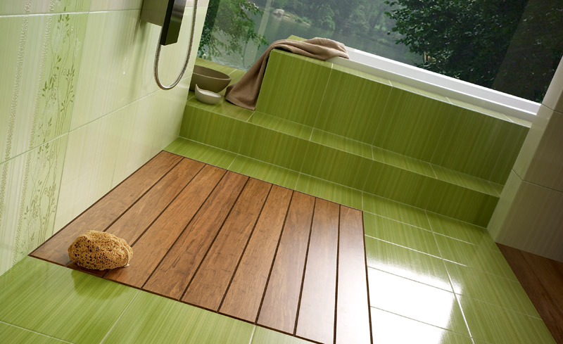 Πράσινη πλακάκια δαπέδου στο εσωτερικό του μπάνιου