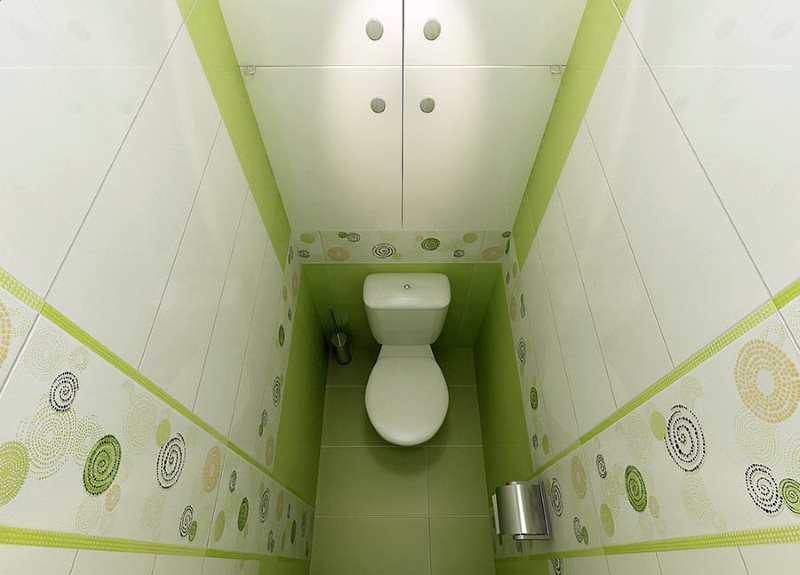Toilette verde con servizi igienici bianchi