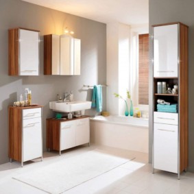 kabinet cermin dalam reka bentuk foto bilik mandi