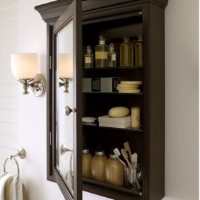 kabinet cermin di bilik mandi