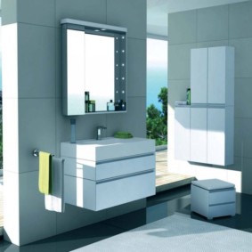 kabinet cermin bilik mandi