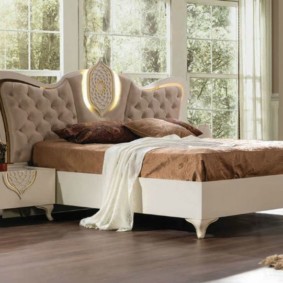 chambre aristocratique avec un lit près de la fenêtre