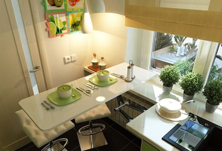 Table pliante dans une toute petite cuisine d'un appartement en ville
