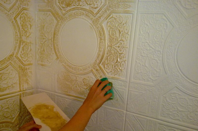 Decoración de paneles de techo con pintura dorada.