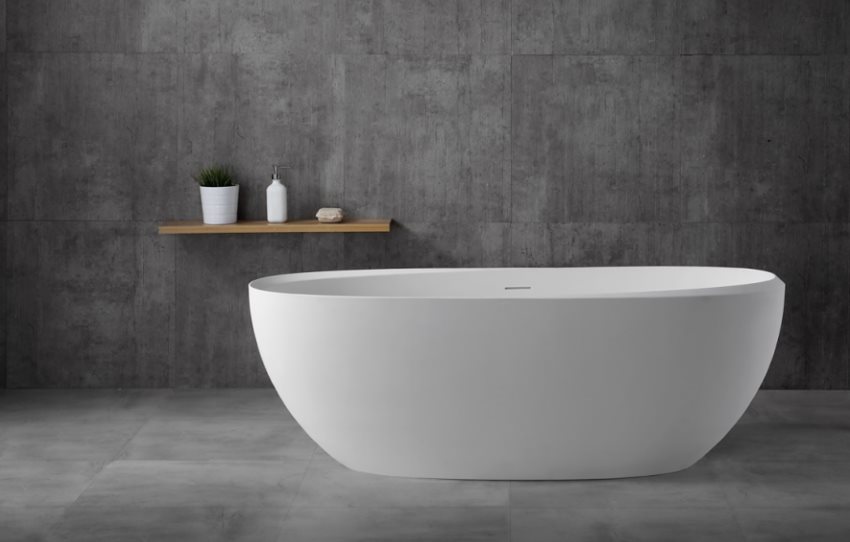 Bồn tắm trắng làm bằng đá nhân tạo trên nền tường xám