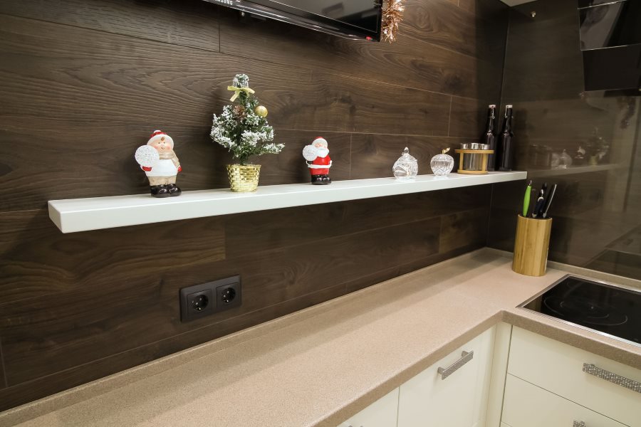 Kệ màu trắng trên nền gỗ sẫm màu