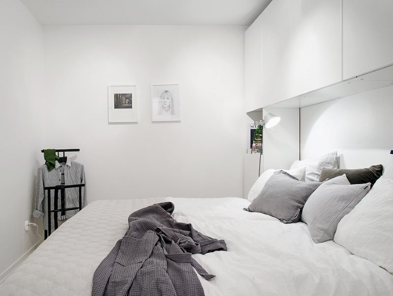 L'intérieur de la chambre sans fenêtre dans le style du minimalisme