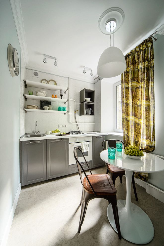 Διακοσμημένη κουρτίνα στην κουζίνα με λευκούς τοίχους