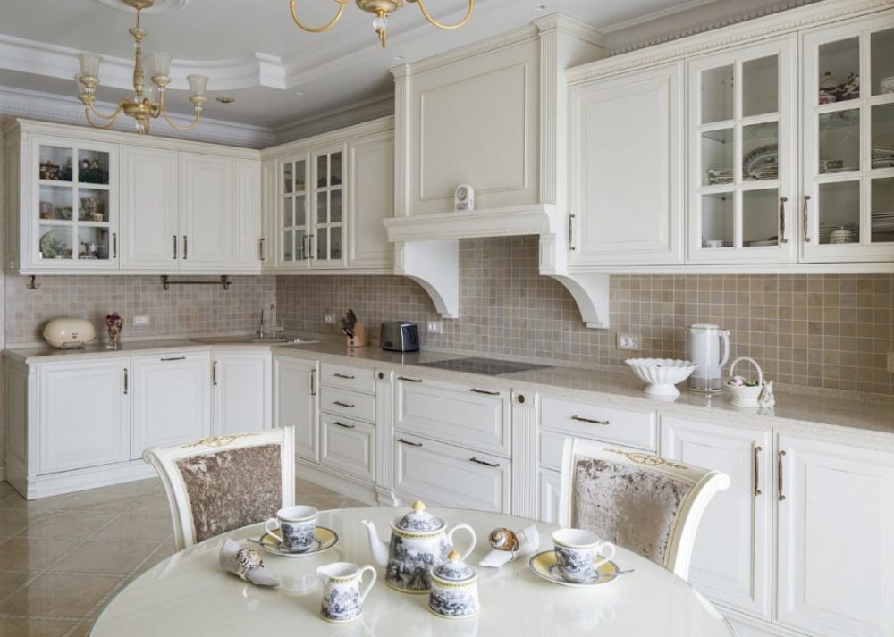 Φωτεινή σουίτα σε κλασική κουζίνα