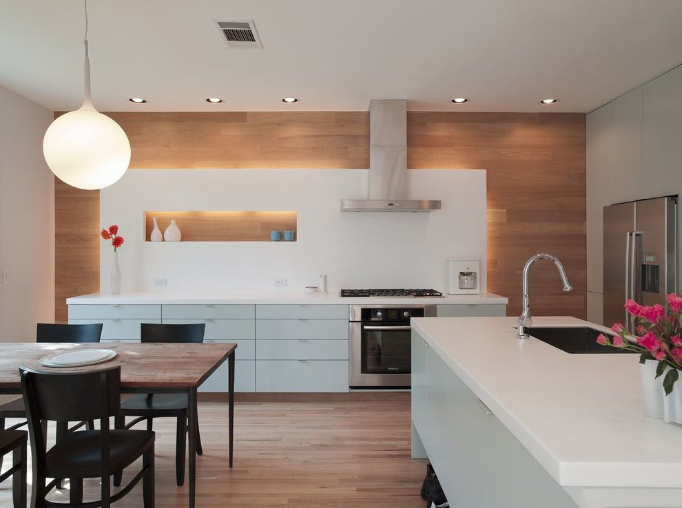 Tấm gỗ trắng trên tạp dề nhà bếp