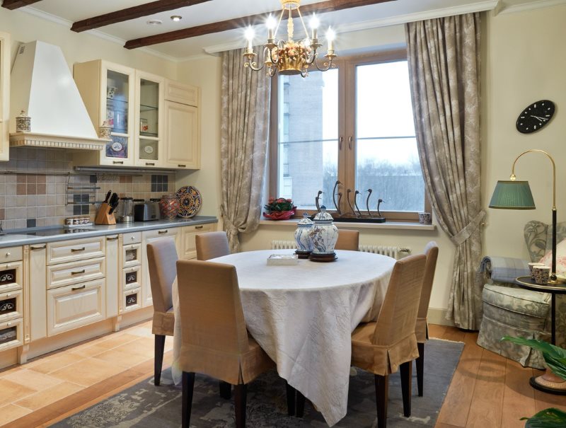 Față de masă din țesătură naturală pe masa de luat masa