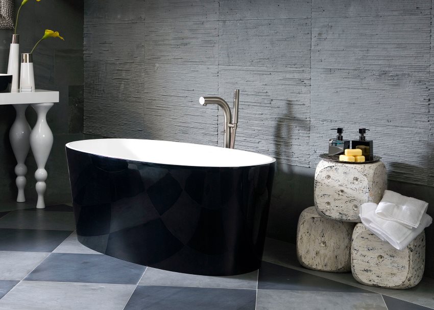 Bồn tắm bằng đá cẩm thạch đúc với bức tường bên ngoài màu đen