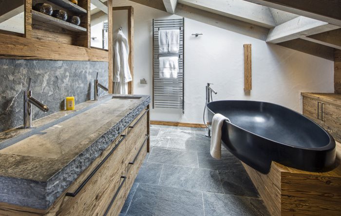 Bát tắm đen trong phòng ở nhà nông thôn