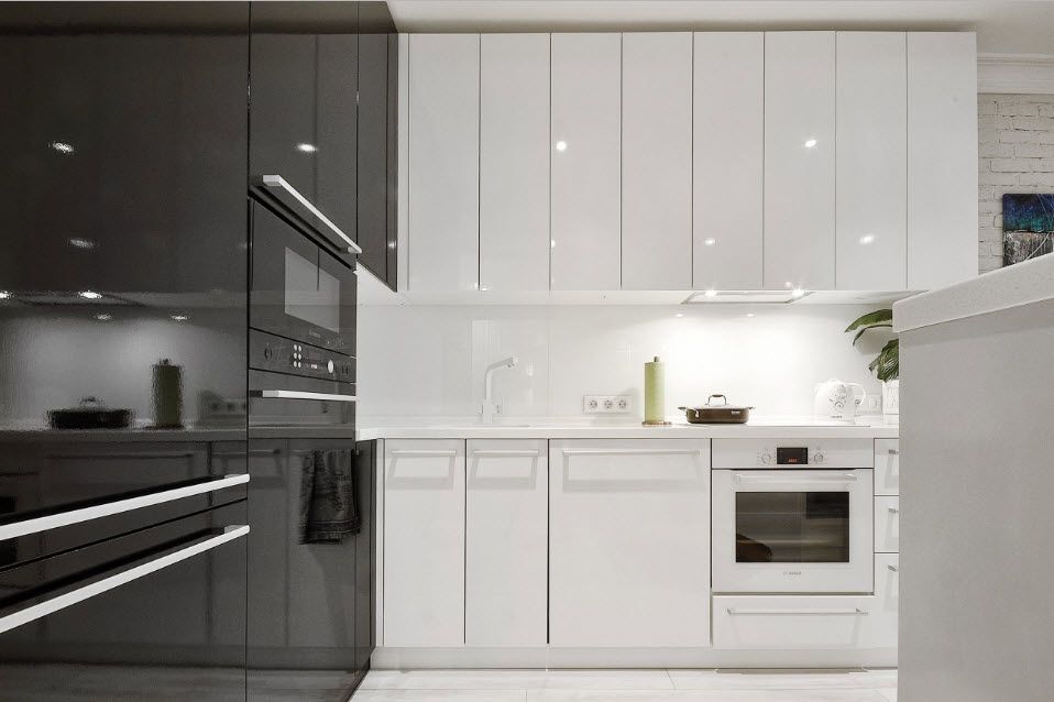 Cocina de alta tecnología en blanco y negro