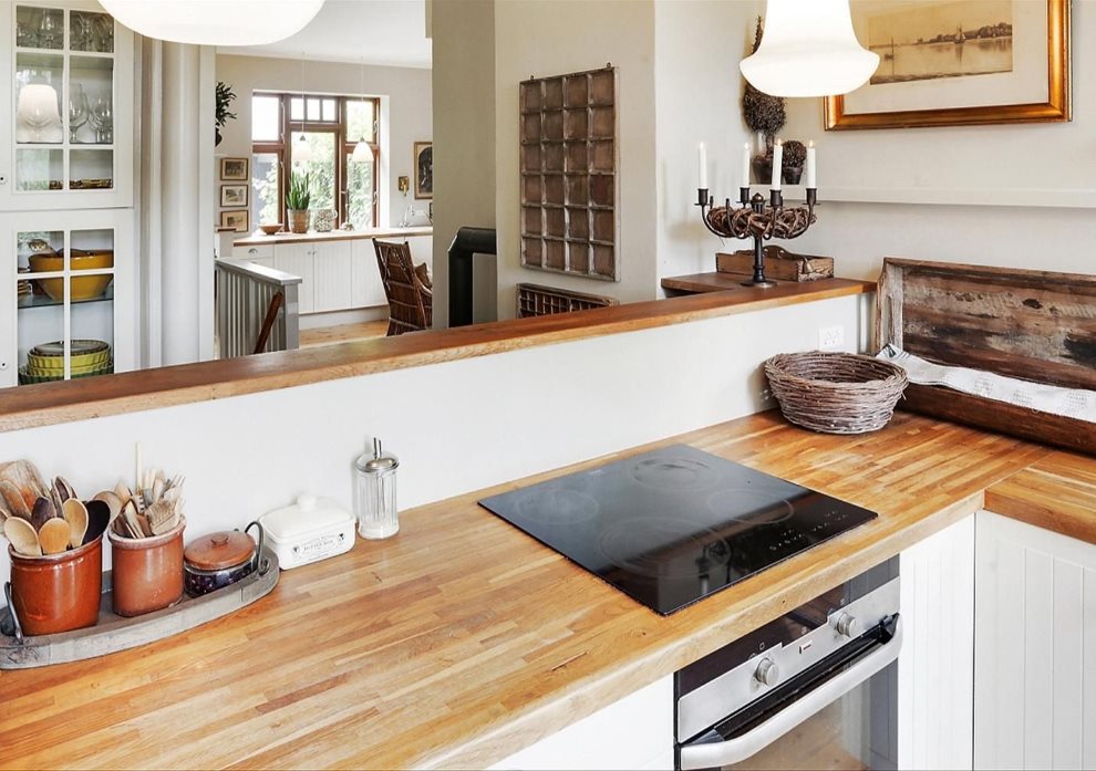 Unidad de cocina sobre encimera de superficie de madera