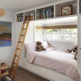 chambre d'enfant avec un lit près de la fenêtre