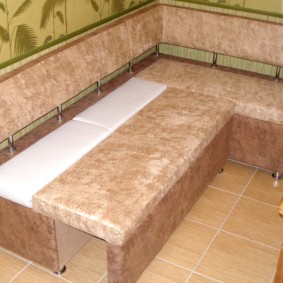 диван диван за снимката в кухнята