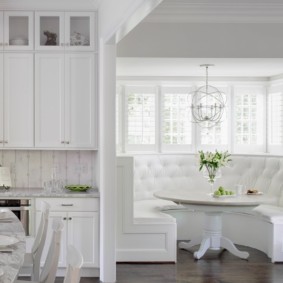 диван дневно легло за кухненски интериор