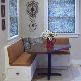 разтегателен диван за идеи за кухненски снимки