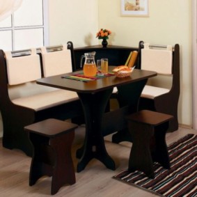 разтегателен диван за интериора на снимката в кухнята