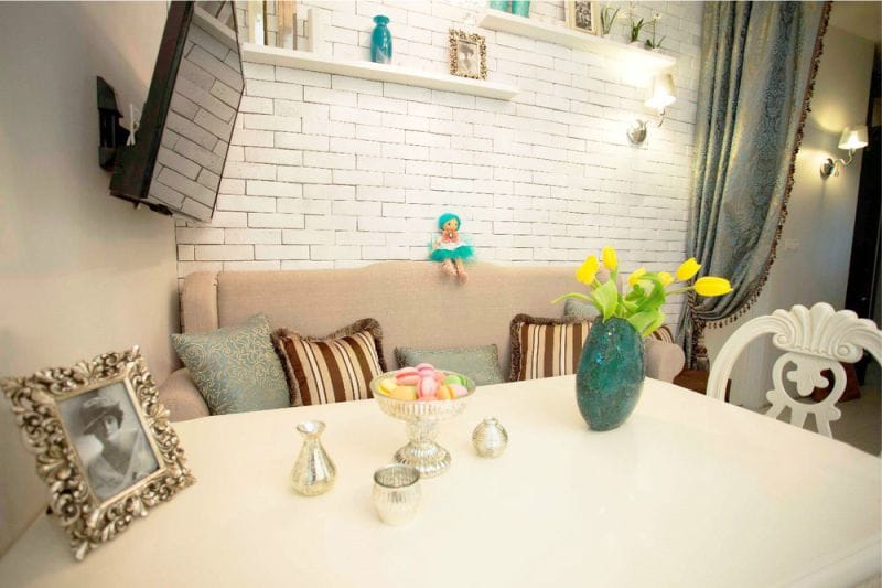 Bàn ăn trước ghế sofa nhà bếp