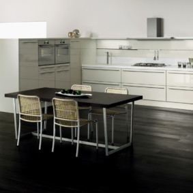 bucătărie fără dulapuri superioare