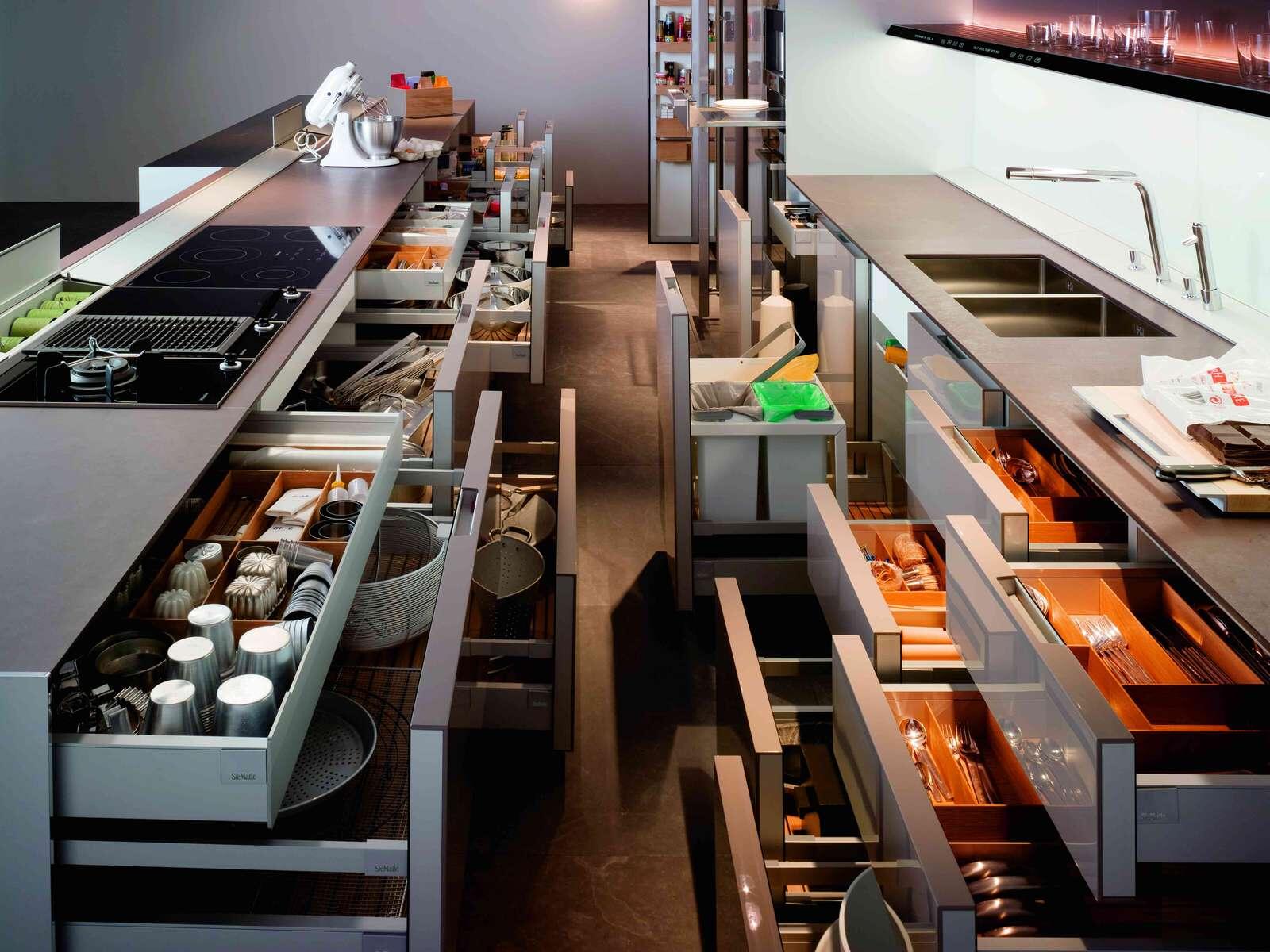 bucătărie fără dulapuri superioare cu sertare