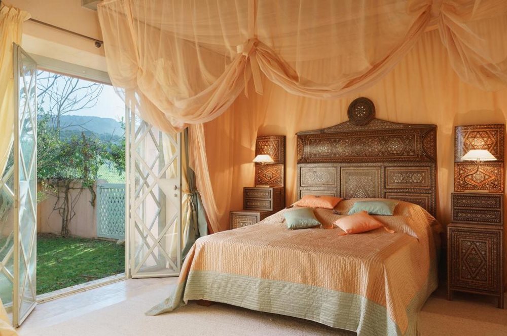 Draperie des murs et du plafond dans la chambre