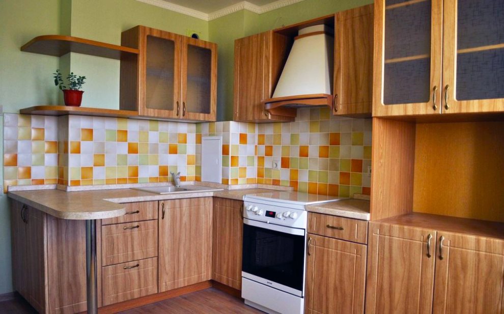 Cocina esquinera con fachadas de MDF