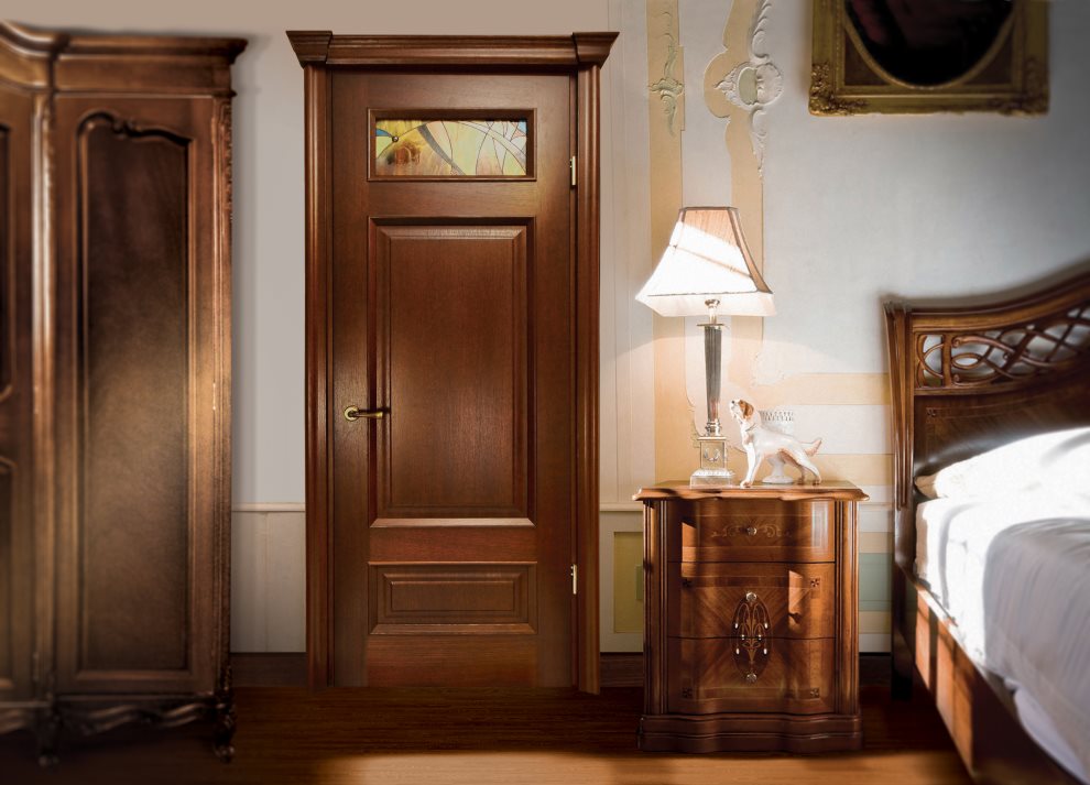 Porte marron dans la chambre classique