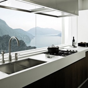 Lineaire keuken langs een groot raam