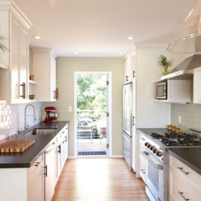Parallel layout of a kitchen in a private house
