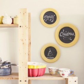 Estantería de madera para utensilios de cocina.