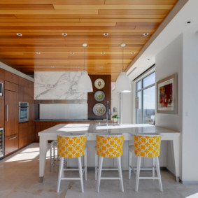 Decoración de techo de cocina con paneles de madera