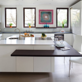 Encimera colgante en la isla de la cocina.