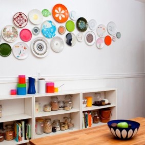 Placas multicolores en una pared blanca
