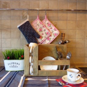 Organizador de tablas en la mesa de la cocina.