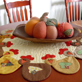 Servilleta tejida en la mesa del comedor