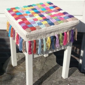 Capa casera en un taburete de madera
