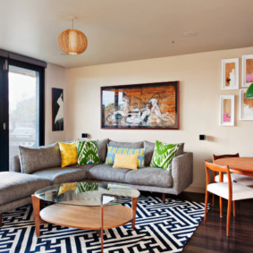 Mô hình hình học trên thảm trong phòng khách