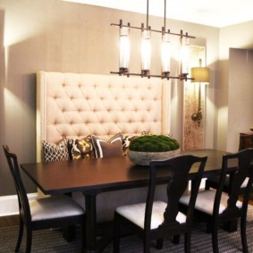 Lưng cao của ghế sofa với một khớp nối vận chuyển