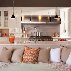 Gối trang trí trên ghế sofa trong phòng khách