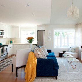 Sofa màu xanh trên thảm màu xám