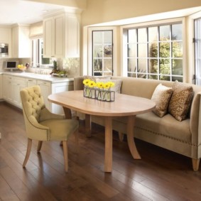 Sofa trong cửa sổ bay của một ngôi nhà nông thôn