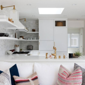 Nhà bếp màu trắng với kệ trên tường