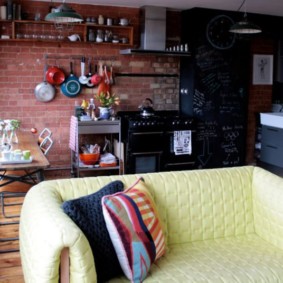 Sofa màu vàng trong nhà bếp kiểu gác xép