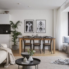 Thảm màu xám nhạt trên sàn phòng khách