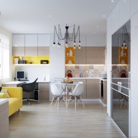 Bóng đèn trên dây phía trên bàn bếp